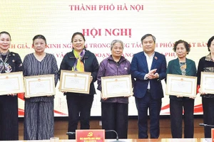 Chủ tịch Ủy ban nhân dân thành phố Hà Nội Vũ Đại Thắng tặng bằng khen cho các cá nhân và hộ gia đình thực hiện tốt công tác giải phóng mặt bằng đường Vành đai 1, đoạn Hoàng Cầu-Voi Phục.