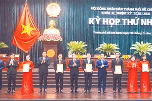 Trao chứng nhận đại biểu đến các đại biểu Hội đồng nhân dân thành phố khóa XI (Ảnh THẾ ANH)