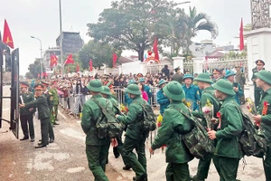 Người thân, bạn bè tiễn thanh niên nhập ngũ.