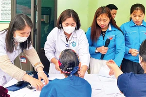Đoàn viên thanh niên tham gia khám bệnh, phát thuốc miễn phí cho người dân.