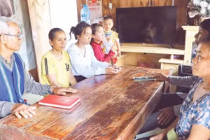 Đồng bào dân tộc Cơ Ho thôn R'Chai luôn xem ông Ha Bang như một điểm tựa tinh thần giữ gìn an ninh trật tự, xây dựng đời sống văn hóa ở khu dân cư.