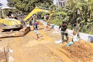 Lực lượng chức năng tham gia hộ đê hữu sông Cầu, địa bàn xã Đa Phúc, năm 2025 (Ảnh MINH ANH)