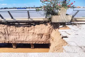 Sạt lở làm sụp vỉa hè, tạo thành một hố sâu.