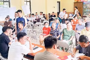 Xã Ngọc Hồi thực hiện chi trả tiền cho người dân thôn Vĩnh Thịnh để thực hiện giải phóng mặt bằng dự án Khu đô thị thể thao quốc tế Hà Nội.