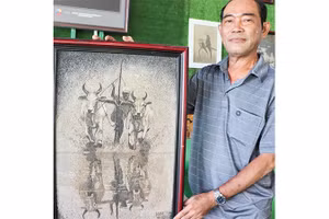 Ông Nguyễn Hoàng Nam và bức tranh "Đua bò Bảy Núi".