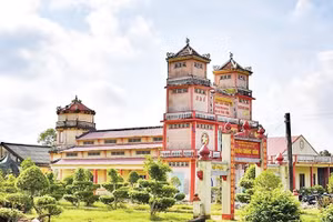 Thánh Thất Ngọc Minh ở Giồng Bốm (xã Phong Thạnh), nơi diễn ra các trận đánh ác liệt năm 1946.