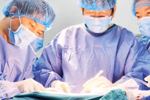 Các bác sĩ thực hiện ca phẫu thuật lấy, ghép thận tại Bệnh viện đa khoa thành phố Cần Thơ.