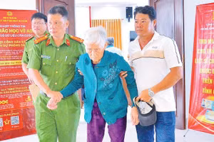 Cán bộ Công an Cà Mau hỗ trợ, giúp đỡ thân nhân liệt sĩ già yếu đến nơi thu nhận mẫu ADN.