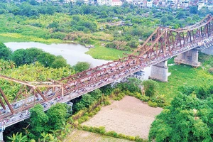 Dự án Trục đại lộ cảnh quan sông Hồng hướng tới hiện thực hóa giấc mơ về một Thủ đô phát triển hài hòa, xứng tầm vị thế trung tâm chính trị, kinh tế, văn hóa của cả nước. Trong ảnh: Một góc khu vực sông Hồng. (Ảnh THẾ ĐẠI)