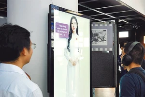 Du khách tham quan tại Nhà triển lãm số 158 đường Đồng Khởi, phường Sài Gòn - mô hình trưng bày bảo tàng công nghệ số tiên phong tại Việt Nam. (Ảnh MẠNH HẢO)