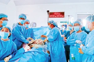 Ê-kíp bác sĩ Bệnh viện Từ Dũ và Nhi đồng 1 phối hợp thực hiện thành công ca can thiệp tim bào thai thứ 14. (Ảnh do Bệnh viện cung cấp)