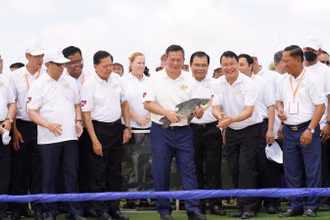 Thủ tướng Hun Manet cùng các đại biểu thả cá và các động vật thủy sinh khác về môi trường sống tự nhiên. (Ảnh: Bộ Nông, Lâm, Ngư nghiệp Campuchia)