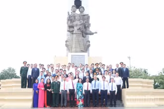 Tham dự buổi lễ có các cán bộ, đảng viên khối văn phòng Đại sứ quán, cơ quan Tùy viên Quốc phòng, các cơ quan báo chí Việt Nam tại Campuchia cùng đại diện các chi ủy chi bộ, lãnh đạo Hội Khmer-Việt Nam và Hiệp hội Doanh nhân Việt Nam tại Campuchia. Bí thư Đảng ủy, Đại sứ Việt Nam tại Campuchia Nguyễn Minh Vũ chủ trì buổi lễ.