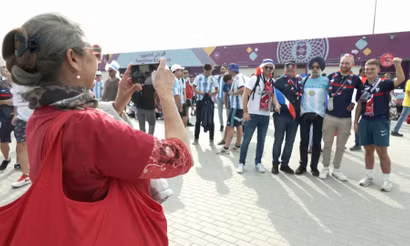 Các cổ động viên Argentina và Pháp đổ về sân Lusail, Qatar