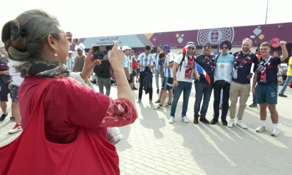 Các cổ động viên Argentina và Pháp đổ về sân Lusail, Qatar