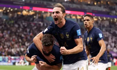 Adrien Rabiot ăn mừng cùng Giroud trong trận thắng Anh 2-1. (Ảnh: Reuters)