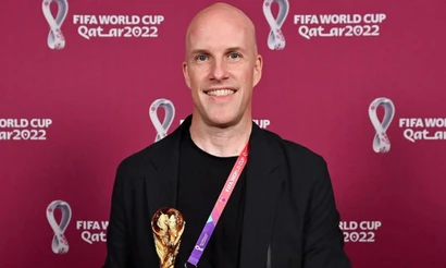 Grant Wahl trong một tấm hình lưu niệm tại World Cup 2022. (Ảnh: NYPost)