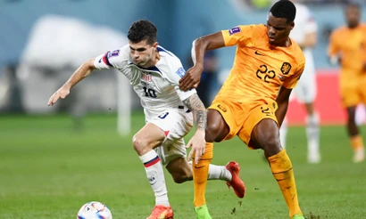 Pulisic tranh chấp bóng cùng Dumfries. (Ảnh: Reuters) 