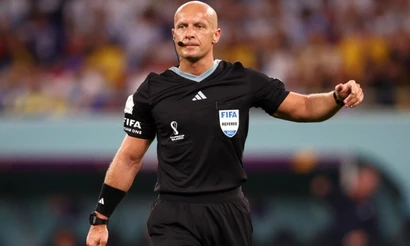 Trọng tài người Ba Lan - ông Szymon Marciniak. (Ảnh: Goal)