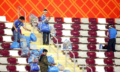 Một nhóm cổ động viên Nhật Bản xếp những túi rác gọn gàng để ban tổ chức dễ thu gom. (Ảnh: B/R Football)