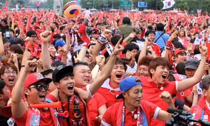 Người dân Hàn Quốc tập trung cổ vũ đội nhà tại đấu trường World Cup. (Ảnh: Reuters)