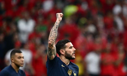Pha ăn mừng bàn thắng mở tỷ số của hậu vệ Pháp Theo Hernandez vào lưới tuyển Maroc trong trận đấu bán kết World Cup 2022 ngày 15/12. (Ảnh: AFP/TTXVN)