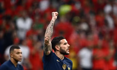 Pha ăn mừng bàn thắng mở tỷ số của hậu vệ Pháp Theo Hernandez vào lưới tuyển Maroc trong trận đấu bán kết World Cup 2022 ngày 15/12. (Ảnh: AFP/TTXVN)