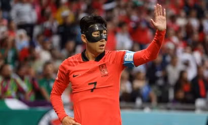 Son Heung-min ra sân từ đầu trong trận đấu đầu tiên của Hàn Quốc với Uruguay, tại World Cup 2022. (Ảnh: Reuters)