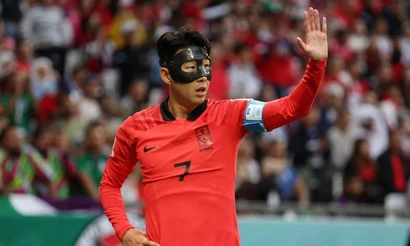 Son Heung-min ra sân từ đầu trong trận đấu đầu tiên của Hàn Quốc với Uruguay, tại World Cup 2022. (Ảnh: Reuters)