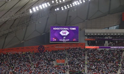 Màn hình thông báo 14 phút bù giờ cuối hiệp 1 trong trận đấu giữa Anh và Iran, tại bảng B World Cup Qatar 2022, ngày 21/11/2022, trên sân vận động quốc tế Khalifa, ở Doha, Qatar. (Ảnh: CNN/Getty Image)