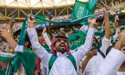 Niềm vui của người hâm mộ Saudi Arabia khi đội tuyển này thắng Argentina 2-1 . Ảnh: Reuters