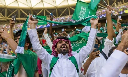 Niềm vui của người hâm mộ Saudi Arabia khi đội tuyển này thắng Argentina 2-1 . Ảnh: Reuters
