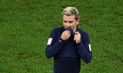 Phản ứng của tiền đạo Antoine Griezmann sau khi bị trọng tài tước bàn thắng trong trận gặp Tunisia. (Ảnh: Reuters)