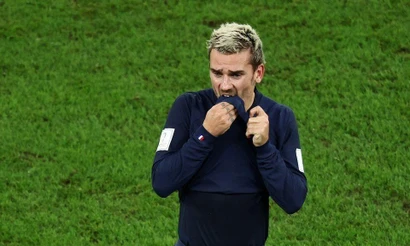 Phản ứng của tiền đạo Antoine Griezmann sau khi bị trọng tài tước bàn thắng trong trận gặp Tunisia. (Ảnh: Reuters)