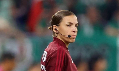 Trọng tài thứ tư Stephanie Frappart làm nhiệm vụ trong trận đấu ở bảng C - World Cup 2022 giữa Ba Lan và Mexico trên SVĐ 974 ở Doha, Qatar. (Ảnh: Reuters)