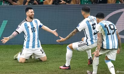 Lionel Messi ăn mừng cùng đồng đội sau khi ghi bàn thắng thứ 3 cho Argentina. (Ảnh: Reuters)