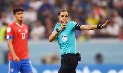 [Infographic] Nữ trọng tài đầu tiên bắt chính tại World Cup bóng đá nam