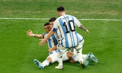 Các cầu thủ Argentina ăn mừng bàn thắng thứ 2 vào lưới tuyển Pháp.