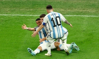 Các cầu thủ Argentina ăn mừng bàn thắng thứ 2 vào lưới tuyển Pháp.