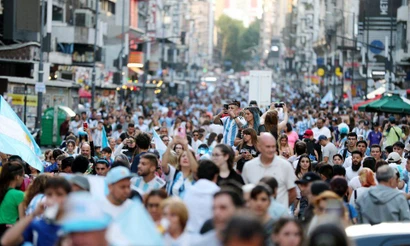 Người hâm mộ Argentina đổ ra đường ăn mừng chiến thắng của Messi và các đồng đội. (Ảnh: Reuters)