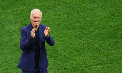 Huấn luyện viên Deschamps mừng chiến thắng trước Marco ở trận bán kết World Cup 2022. (Ảnh: Reuters)