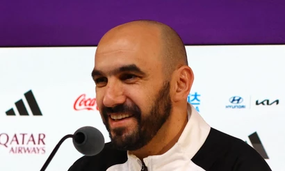 Huấn luyện viên Maroc Walid Regragui trong buổi họp báo trước trận tranh hạng ba với Croatia. (Ảnh: Reuters)