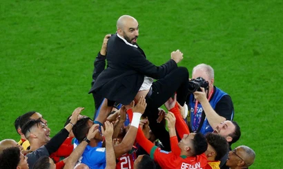Huấn luyện viên Maroc Walid Regragui ăn mừng cùng các cầu thủ sau trận tứ kết. (Ảnh: Reuters)
