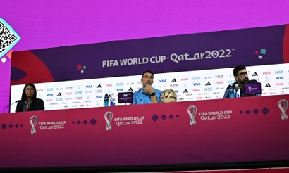 Huấn luyện viên Lionel Scaloni (giữa) trong buổi họp báo trước trận bán kết với Croatia. (Ảnh: Reuters)