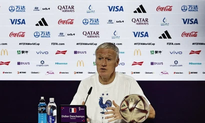 Huấn luyện viên tuyển Pháp Didier Deschamps trong buổi họp báo trước trận bán kết với Maroc. (Ảnh: Reuters)