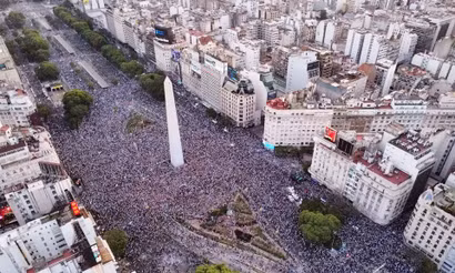 Người Argentina phủ kín đường phố Buenos Aires mừng đội tuyển nước này vào chung kết World Cup. (Ảnh: Reuters)