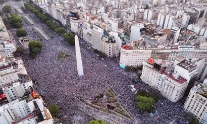 Người Argentina phủ kín đường phố Buenos Aires mừng đội tuyển nước này vào chung kết World Cup. (Ảnh: Reuters)
