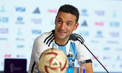 Huấn luyện viên Lionel Scaloni phát biểu trong cuộc họp báo sau khi Argentina vô địch World Cup. (Ảnh: Reuters)