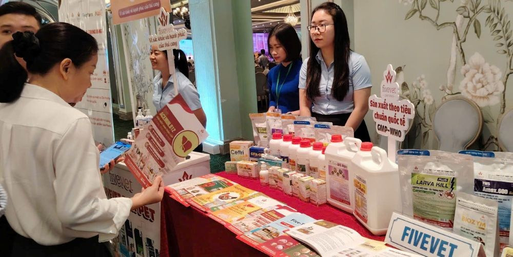 Nhiều sản phẩm của các doanh nghiệp sản xuất thuốc thú y được trưng bày tại lễ kỷ niệm. gian-trung-bay1.jpg