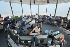 Kíp trực kiểm soát không lưu điều hành bay tại Cảng Hàng không quốc tế Nội Bài.